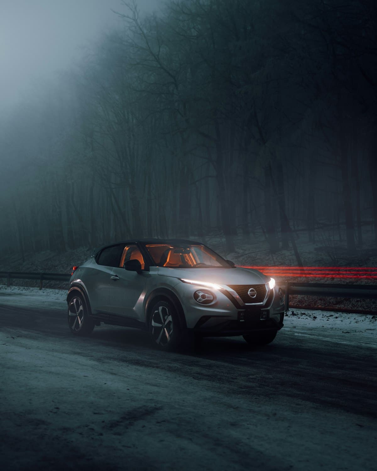 SUV premium na estrada à noite